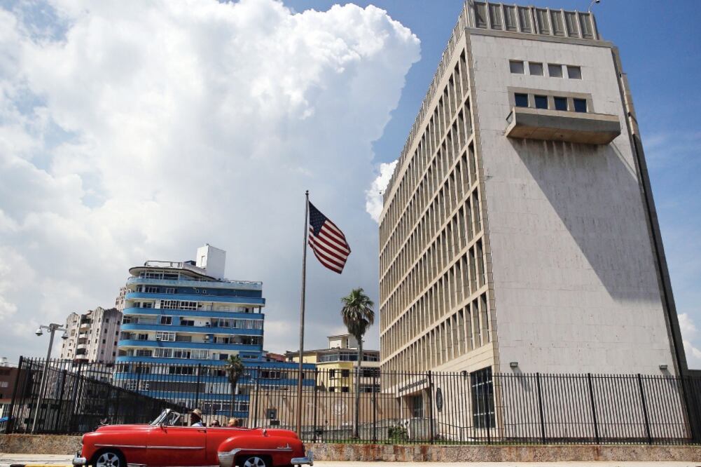 Fachada de la embajada de Estados Unidos en La Habana, Cuba, donde diplomáticos sufrieron “incidentes” que investiga Washington (ALEJANDRO ERNESTO. EFE)