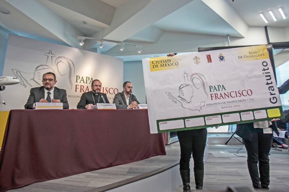 La Conferencia del Episcopado Mexicano (CEM) presentó los boletos de los eventos masivos que encabezará el papa Francisco en su próxima visita al país. Las entradas cuentan con cuatro candados de seguridad (YADÍN XOLALPA. EL UNIVERSAL)