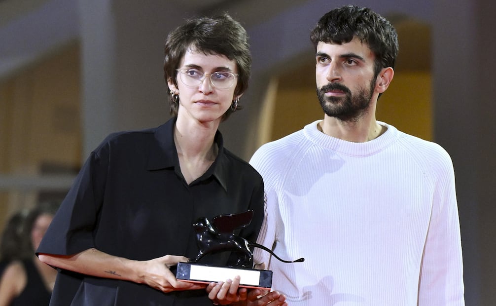 Los directores israelíes Rachel Szor (dcha.) y Yuval Abraham sostienen el Premio Especial del Jurado por su película "Naza" durante la ceremonia de clausura de la 83.ª edición del Festival Internacional de Cine de Venecia.
Cine, Italia, Venecia) EFE/EPA/ETTORE FERRARI.