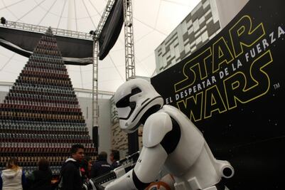 Imponen Récord Guinness con pirámide de “Star Wars” 