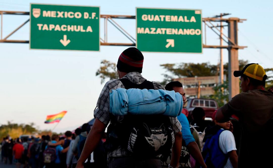 Cientos de centroamericanos participan en una caravana migrante que se dirige hacia EU (Foto: AFP)