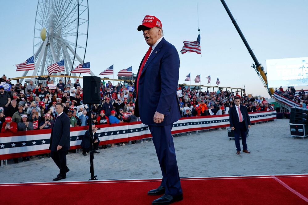 El candidato presidencial republicano, el expresidente de Estados Unidos Donald Trump, abandona el escenario después de hablar durante un mitin de campaña en Wildwood Beach el 11 de mayo de 2024 en Wildwood, Nueva Jersey. AFP