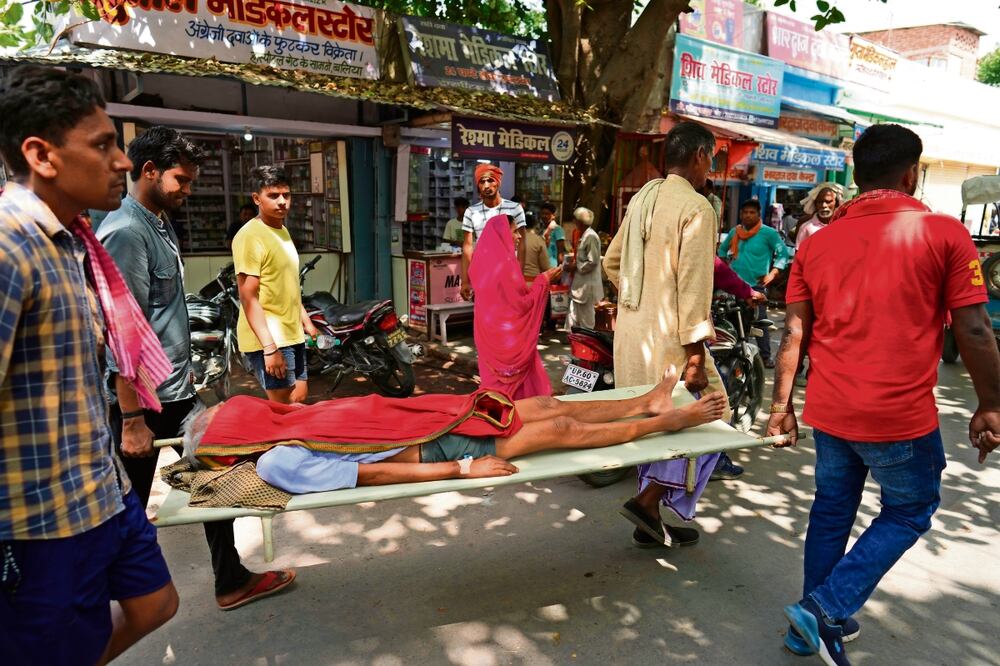 Un hombre afectado por el calor es llevado al hospital en Ballia. Varias personas han muerto en dos de los estados más poblados de India por las altas temperaturas, Foto: Rajesh Kumar / AP