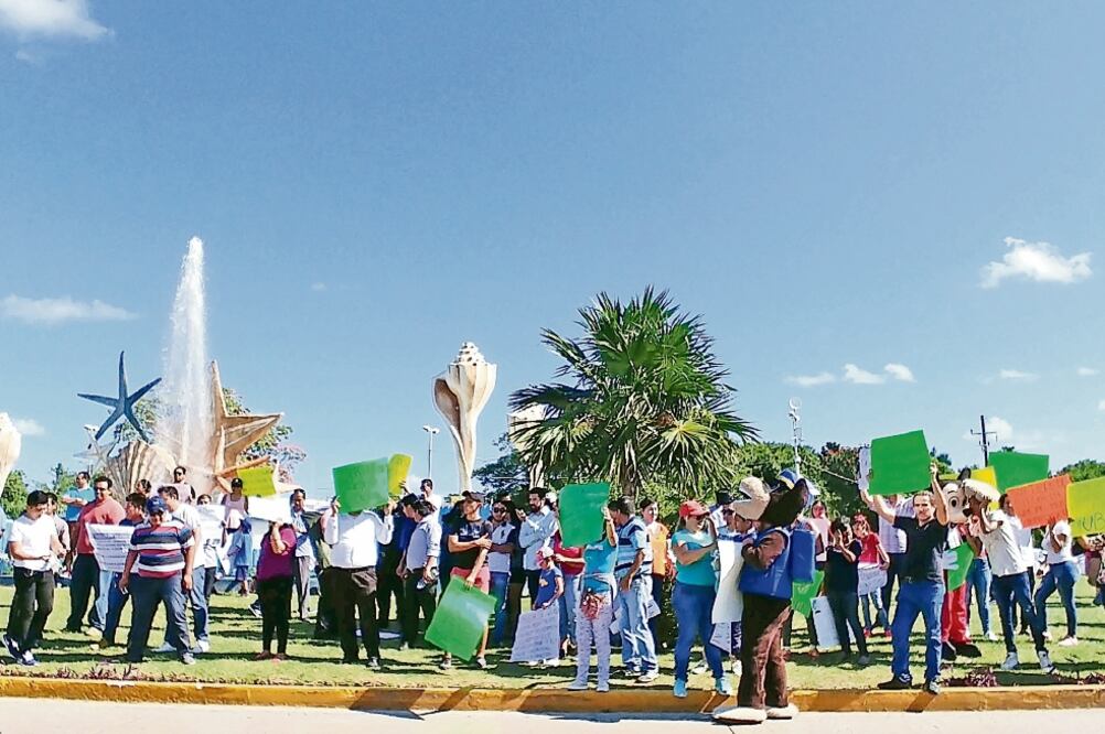 Más de 100 operadores de Uber protestaron en la zona turística de Cancún tras la decisión de la empresa de suspender el servicio de la plataforma en esa ciudad (ADRIANA VARILLAS. EL UNIVERSAL)