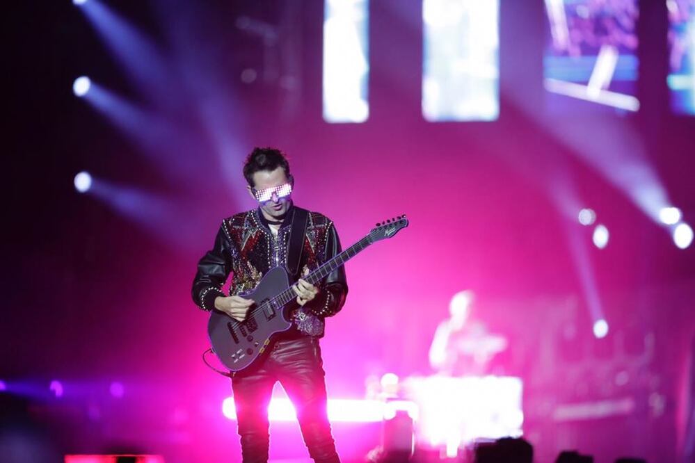 Acorde al concepto futurista, el vocalista de la banda utilizó unas gafas con luz integrada. IVÁN STEPHENS. EL UNIVERSAL