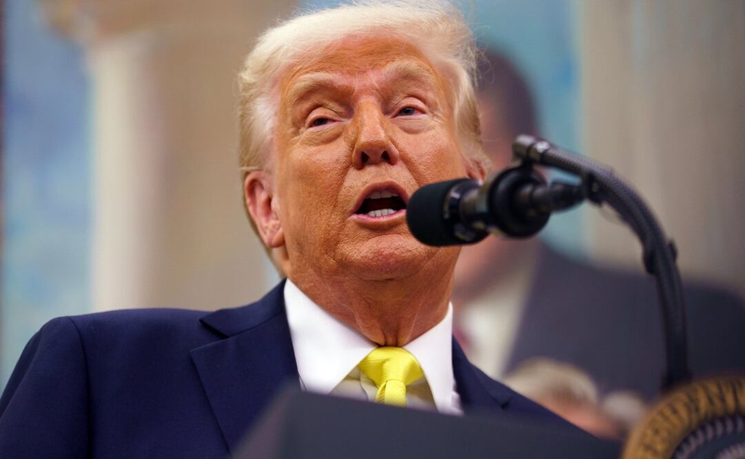 El presidente de Estados Unidos, Donald Trump, habla durante la ceremonia de juramentación de Mehmet Oz como administrador de los Centros de Servicios de Medicare y Medicaid en la Oficina Oval de la Casa Blanca, en Washington, D.C., EE.UU., el 18 de abril de 2025. Foto: EFE