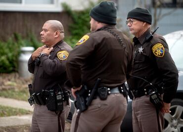 Buscan a padres acusados de homicidio involuntario tras tiroteo en escuela de Michigan