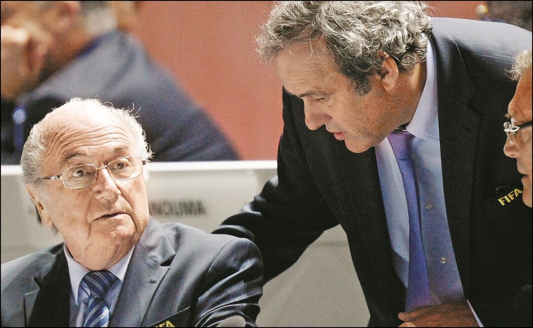 El expresidente de la FIFA, Joseph "Sepp" Blatter, y la exestrella del futbol francés Michel Platini