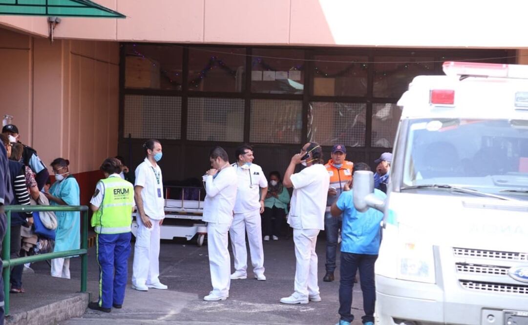 En las inmediaciones del hospital hay movilización. (Foto: Berenice Fregoso/El Universal)