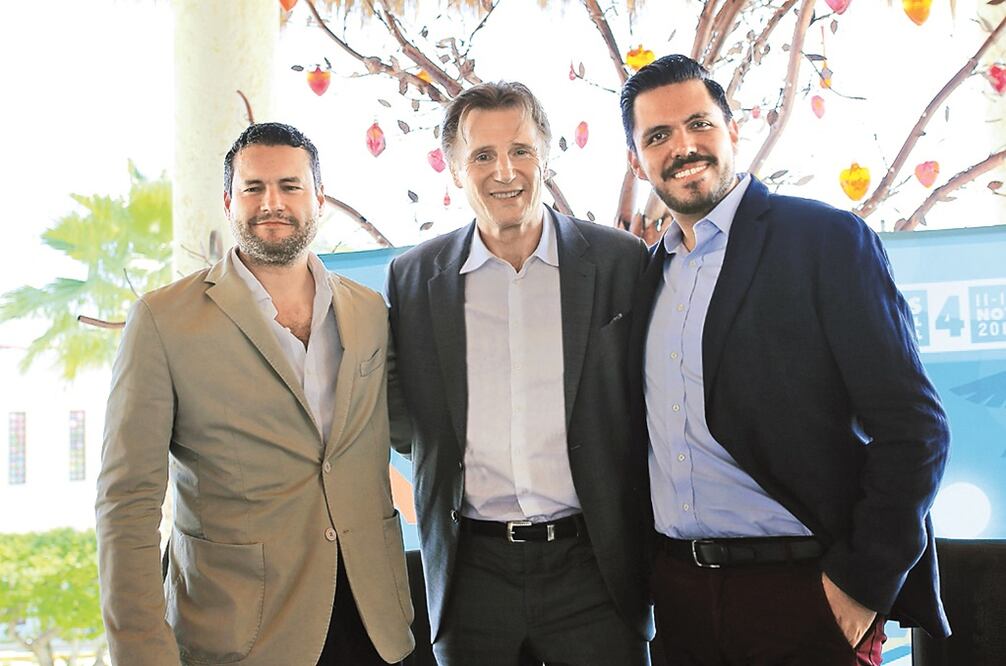 Con Gastón Pavlovich (derecha) Neeson (centro) anunció nuevos proyectos (CORTESÍA)
