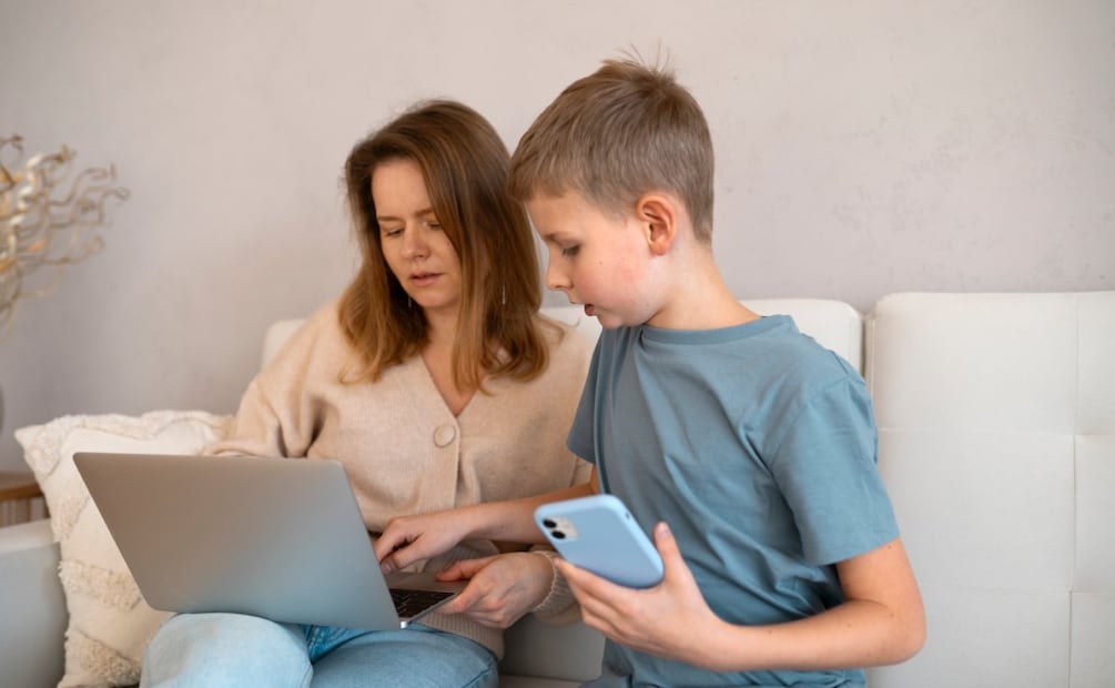 AT&T promueve cuidado digital para prevenir riesgos en niños y adolescentes. Imagen: Magnific