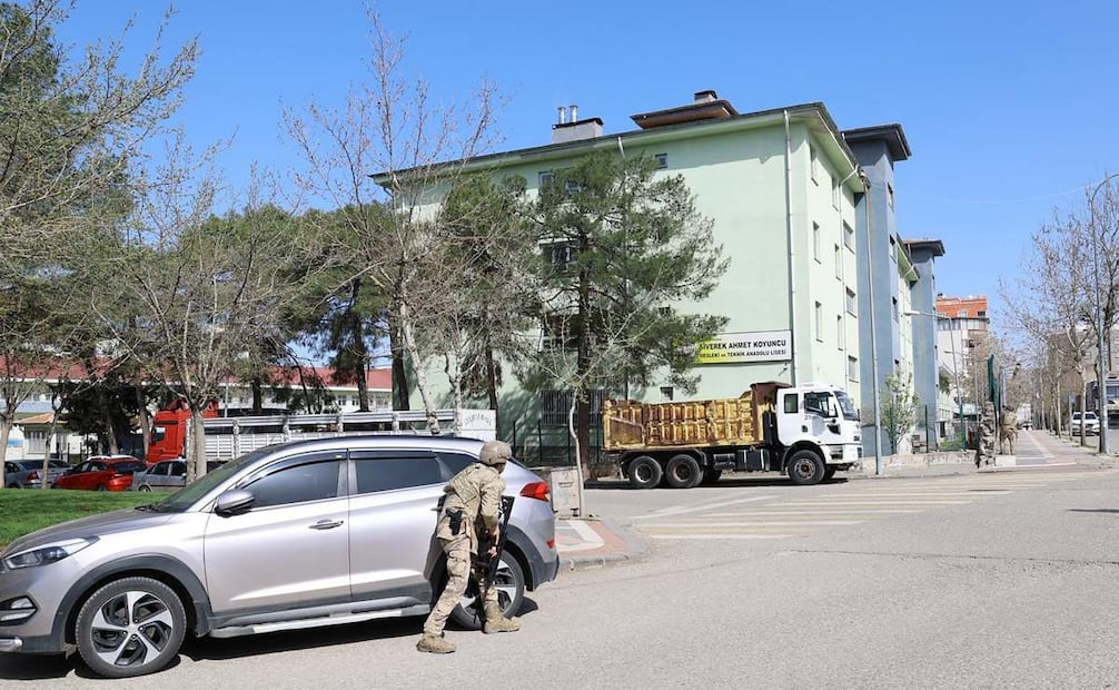 14 de abril de 2026. Fuerzas especiales de seguridad rodeando la escuela mientras los estudiantes son evacuados en el sureste de Turquía. Foto: AFP