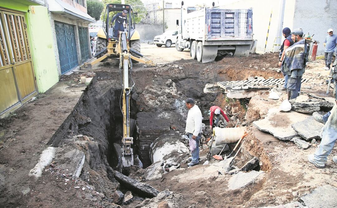 La corriente de agua provocó que se abrieran dos socavones que están en reparación. Foto: Valente Rosas / EL UNIVERSAL