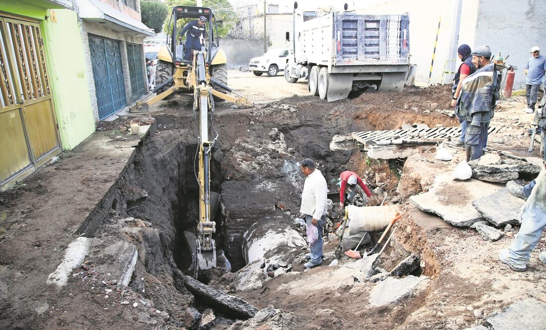 La corriente de agua provocó que se abrieran dos socavones que están en reparación. Foto: Valente Rosas / EL UNIVERSAL