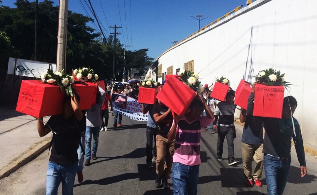Marchan en Chilpancingo por jóvenes asesinados en autopista del Sol 