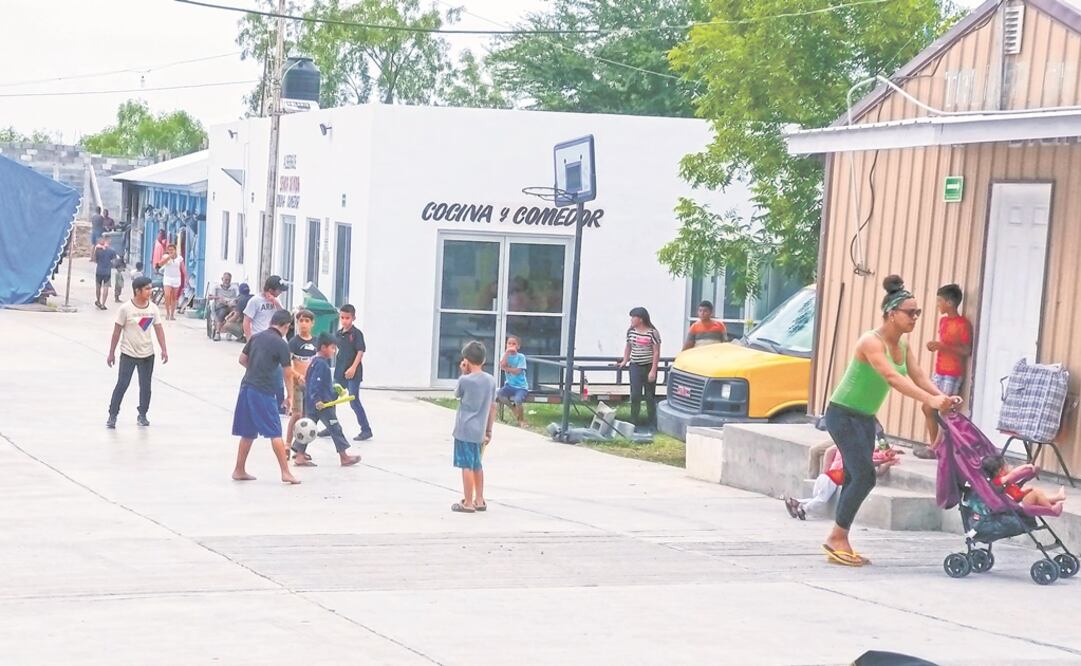 La Casa Senda de Vida es una pequeña ciudad dentro de Reynosa, cuenta con tres áreas de dormitorios y ahora alista una nueva área de baños que es construida por los mismos migrantes. Foto: SANDRA TOVAR. EL UNIVERSAL