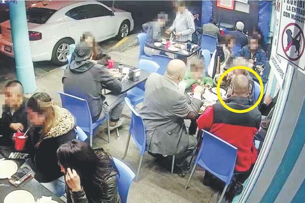 En imágenes obtenidas por EL UNIVERSAL se observa cómo Ramiro “N”, de playera azul, amaga al cajero antes de que su cómplice sea abatido (IMAGEN TOMADA DE VIDEO)