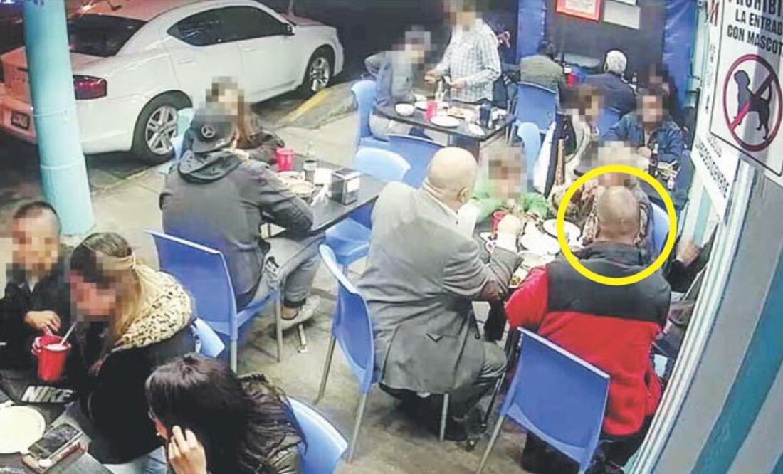 En imágenes obtenidas por EL UNIVERSAL se observa cómo Ramiro “N”, de playera azul, amaga al cajero antes de que su cómplice sea abatido (IMAGEN TOMADA DE VIDEO)