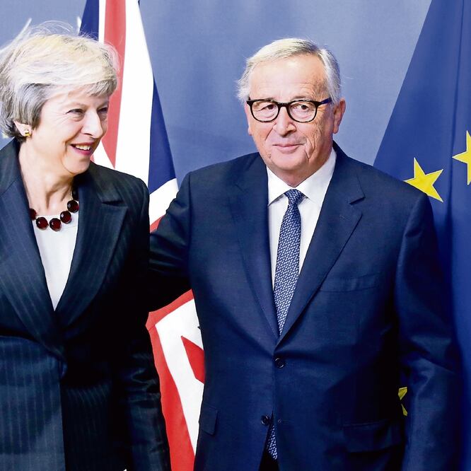 La primera ministra británica, Theresa May, y el presidente de la Comisión Europea, Jean-Claude Juncker, en una reunión el pasado 21 de noviembre. FRANCOIS WALSCHAERTS. REUTERS