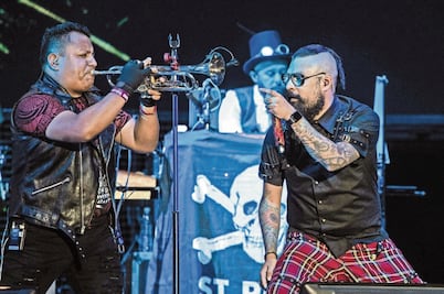 Panteón Rococó hace fiesta con amigos