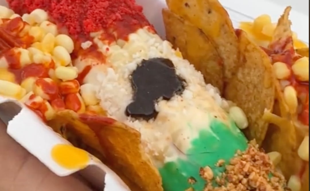 El elote patrio es una combinación de sabores con los colores de la bandera de México. Imagen: TikTok @elotesgalaxia