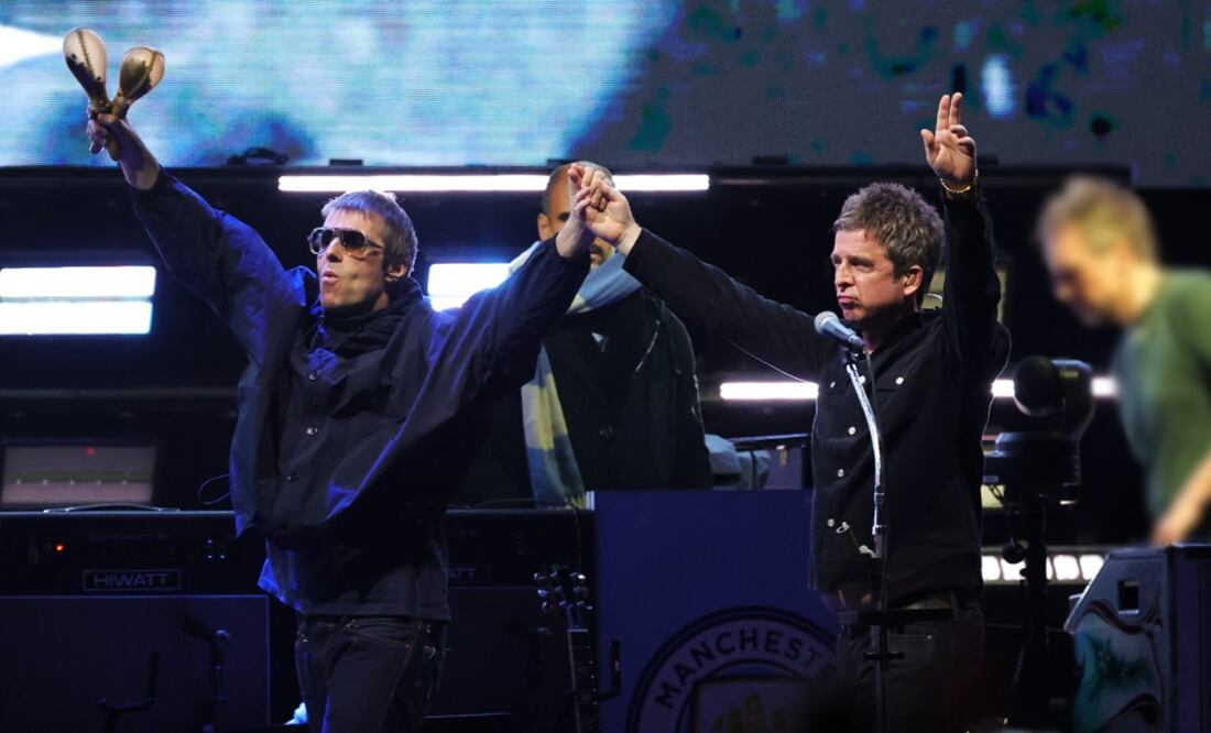 Liam y Noel Gallagher en su concierto, del 6 de septiembre, ofrecido en Rose Bowl Stadium, en Pasadena, California.
Foto: AFP / Kevin Winter