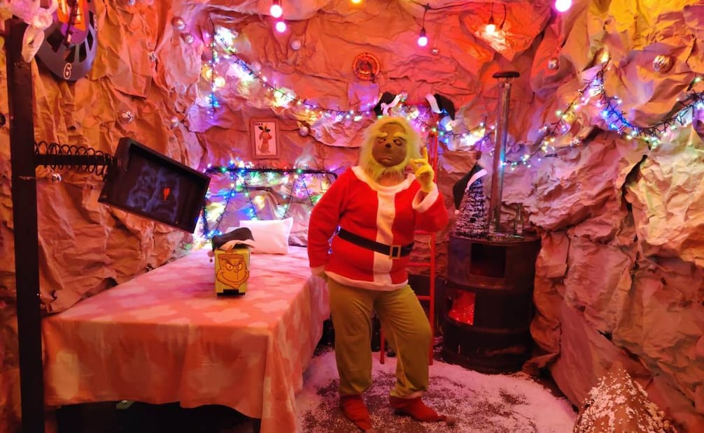 Secretaría de Seguridad instala árbol y villas navideñas en Insurgentes; artesanos en reclusión construyen la figura.
Foto: Fabián Evaristo.