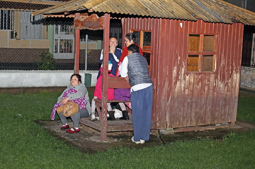 Ecuatorianos salieron ayer de sus casas por el sismo de 7.8 grados. El epicentro del temblor fue localizado frente a las costas de Esmeraldas (SANTIAGO ARMAS. XINHUA)
