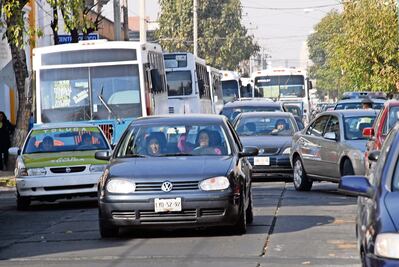 Este martes 4 de junio no circulan autos con engomado rosa