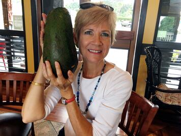 Mujer encuentra un aguacate de 2.3 kilos en Hawai