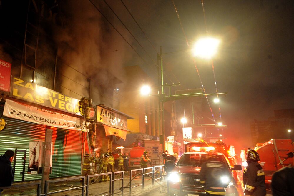 Las llamas al interior de varios locales de Plaza Meave, ocasionaron la movilización de servicios de emergencia. (Foto: Cuartoscuro)