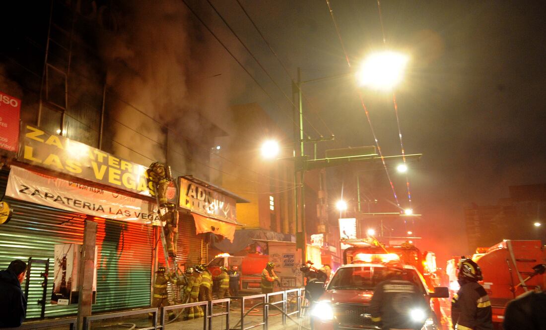 Las llamas al interior de varios locales de Plaza Meave, ocasionaron la movilización de servicios de emergencia. (Foto: Cuartoscuro)