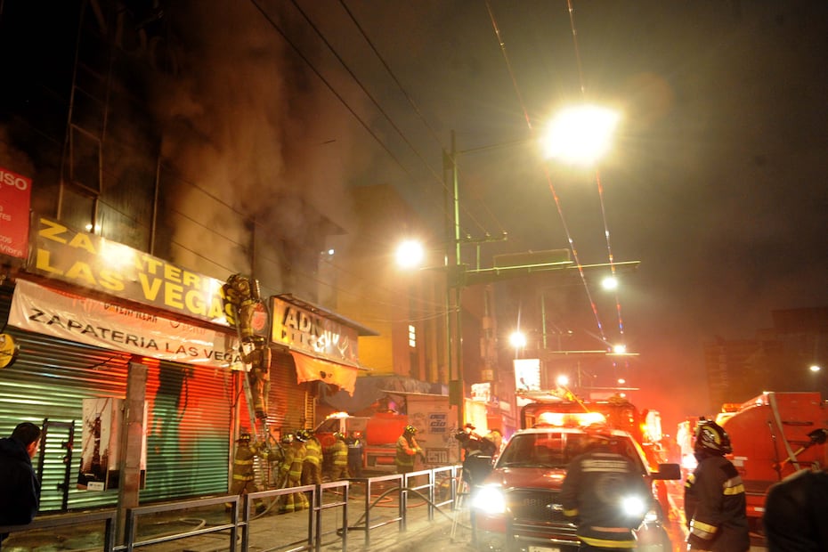 Las llamas al interior de varios locales de Plaza Meave, ocasionaron la movilización de servicios de emergencia. (Foto: Cuartoscuro)