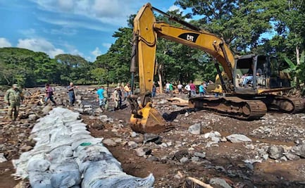 Tras lluvias en Veracruz, Defensa aplica plan DN-III-E en dos municipios; inician limpieza y retiro de lodo 
