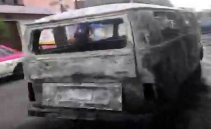 Fuego consume unidad de transporte escolar en Iztapalapa