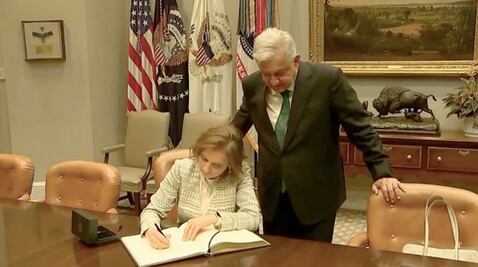 AMLO y Beatriz Gutiérrez Müller firman el libro de visitas de la Casa Blanca