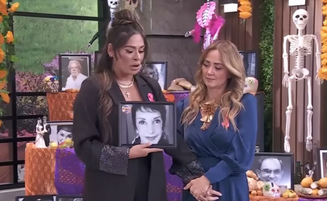 Andrea Legarreta pone por primera vez la foto de su madre en la ofrenda.