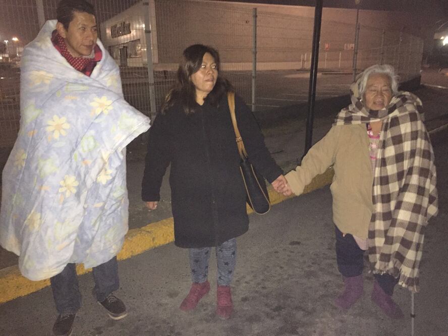 Adela de 68 años camina a paso lento un largo camino de casi 2 kilometros, desde la avenida Central, para llegar al predio de El Caracol; lo hace para "pedirle un milagro al Papa" (MARIA TERESA MONTAÑO. EL UNIVERSAL)