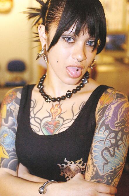 Los grupos con mayor probabilidad de contraer el mal son: personas con tatuajes o perforaciones (piercings) y usuarios de drogas inyectables (ARCHIVO EL UNIVERSAL)