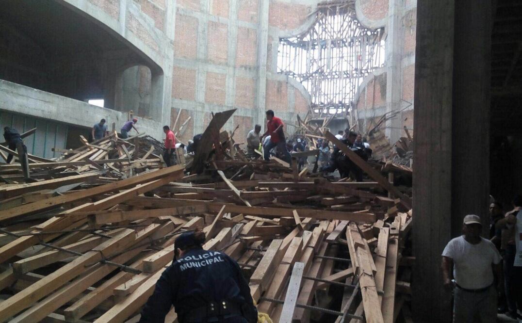 Autoridades de la Coordinación Estatal de Protección Civil de Oaxaca (CEPCO) confirmaron el rescate de tres cadáveres entre los escombros de la cimbra que se cayó en la Catedral de San Juan Bautista Tuxtepec. 