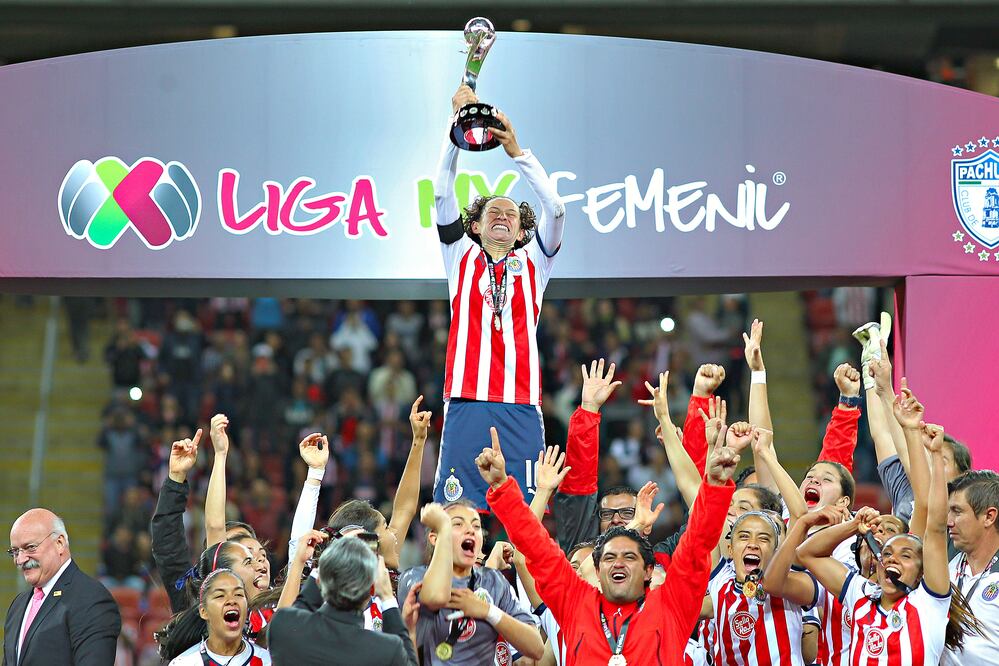 Tania Morales, capitana de Chivas, levanta el primer título en la historia de la liga