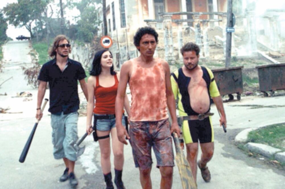 Un grupo de cubanos mantiene a raya un ataque zombi. Foto: CORTESÍA