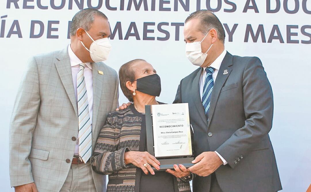 Autoridades entregaron un reconocimiento a la maestra Gloria Campos Reza, por su trayectoria de 56 años en la educación. Foto: ESPECIAL