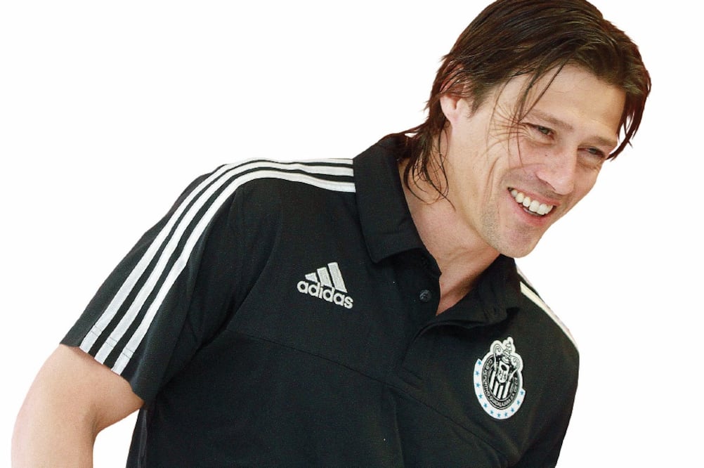 “Para mí, el primer Clásico es algo muy lindo, algo que deseo. Ya lo estoy disfrutando. Estos son momentos en el futbol que no se viven siempre. Hay que vivirlo”, afirma el técnico de Chivas (ALFREDO MOYA. JAM MEDIA)