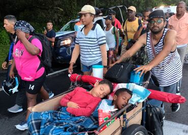 FOTOS: Avanza caravana migrante en busca de trabajo a la Ciudad de México