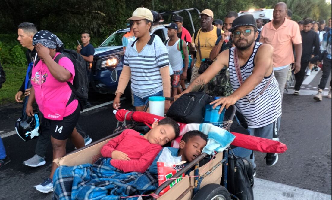 La caravana migrante “Éxodo de justicia” que salió el pasado miércoles de Tapachula, Chiapas, avanza por la carretera Costera y cuyo objetivo es llegar a la Ciudad de México en busca de papeles y trabajos bien remunerados, el 7 de agosto de 2025. Foto: María de Jesús Peters/EL UNIVERSAL