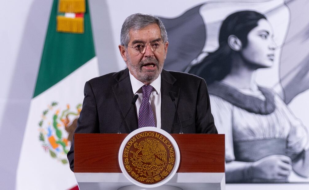 El canciller Juan Ramón de la Fuente dio a conocer el plan del gobierno federal para ayudar a migrantes mexicanos en Estados Unidos, ante la amenaza de deportaciones masivas, que incluye la contratación de asesoría jurídica, un call center con atención 24 x 7, y el desarrollo de un "Botón de Alerta" para avisar en tiempo real ante una inminente detención. Foto: Hugo Salvador / EL UNIVERSAL