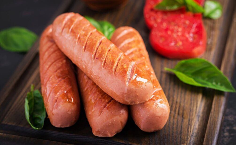 Esto es lo que le pasa a tu cuerpo cuando comes salchichas. Foto: Freepik