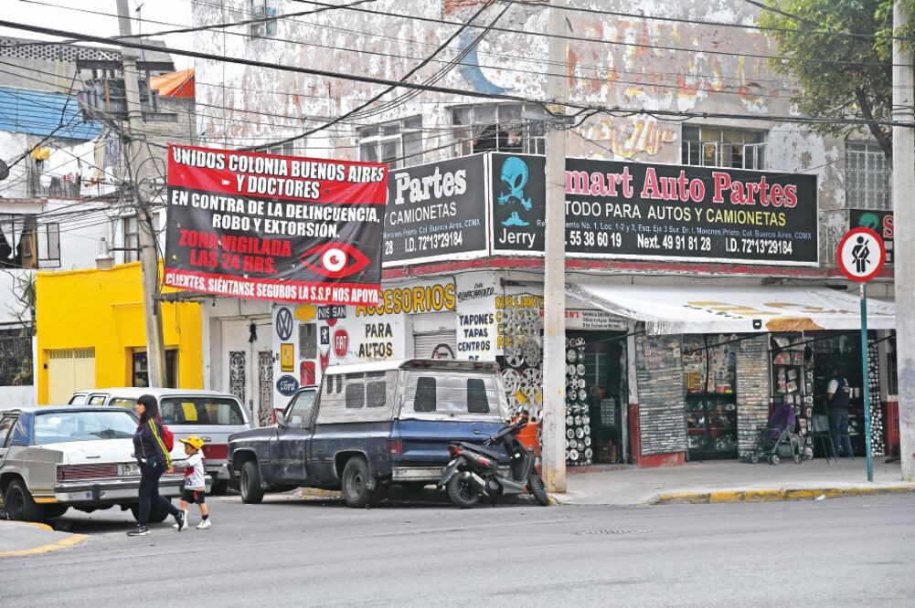 Advertencias a delincuentes. Propietarios de los negocios extorsionados se organizaron y colocaron cámaras de vigilancia y carteles en toda la zona