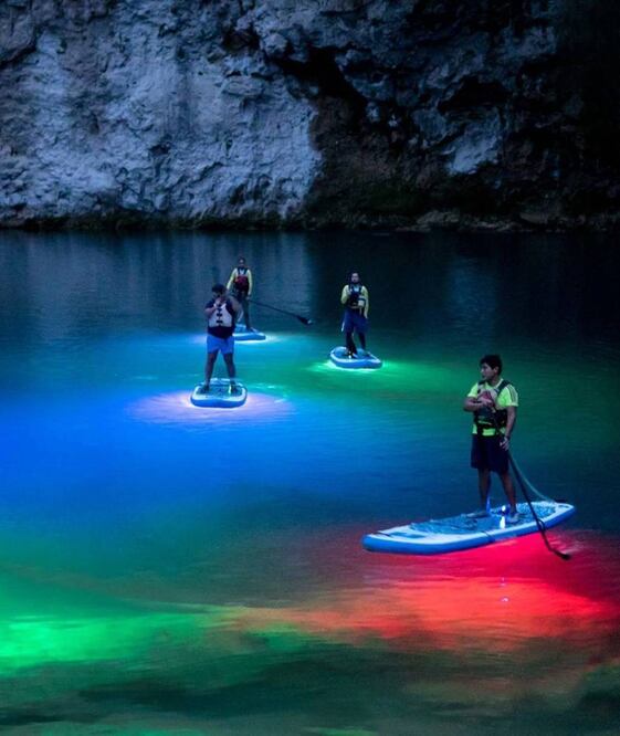 Ya sea de pie o sentado, disfruta de este recorrido a bordo de una tabla navegando un río muy relajado. Fotos: Turismo San Luis Potosí